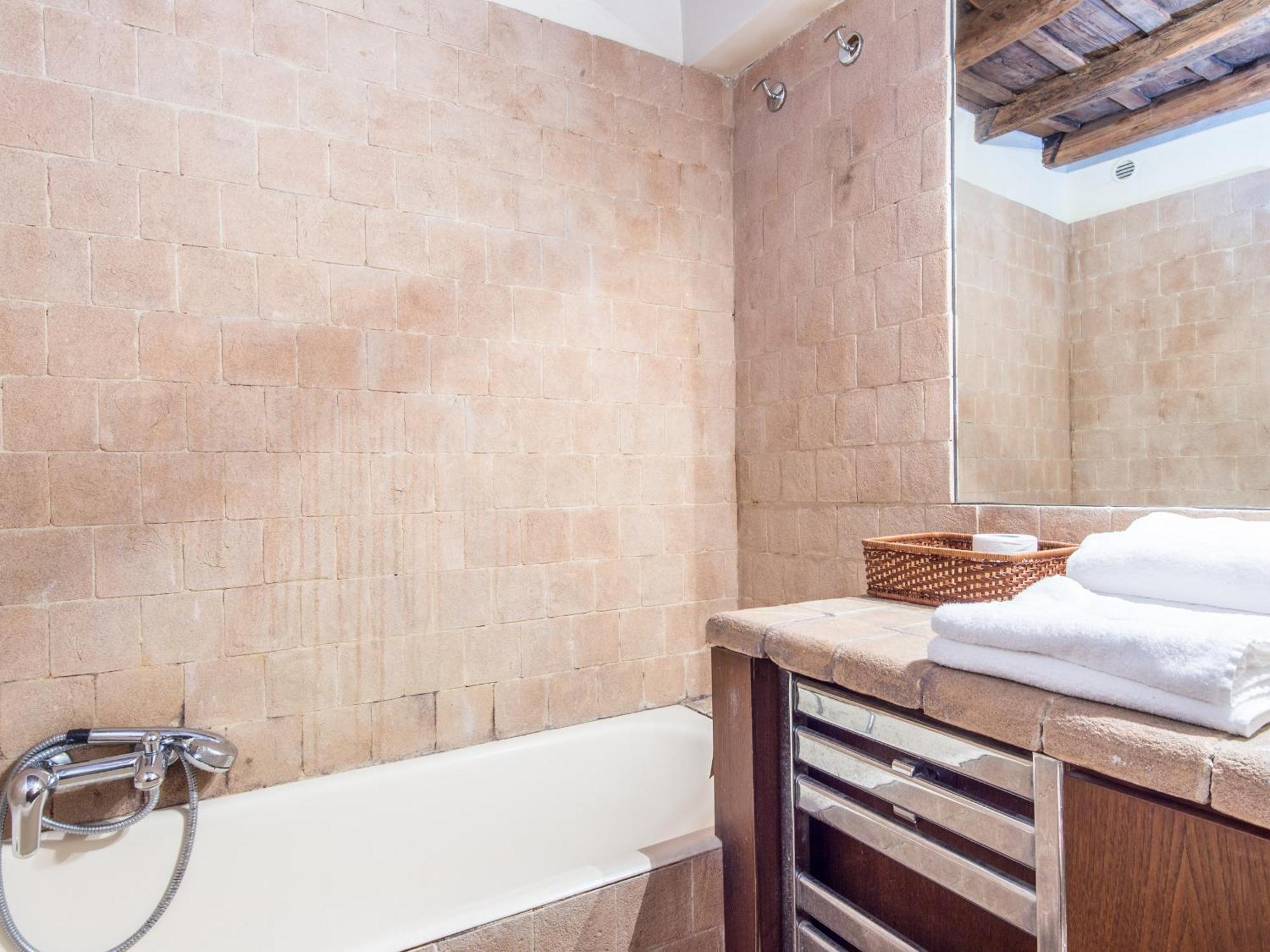 Enchanting Two Bedroom Navona * Rom