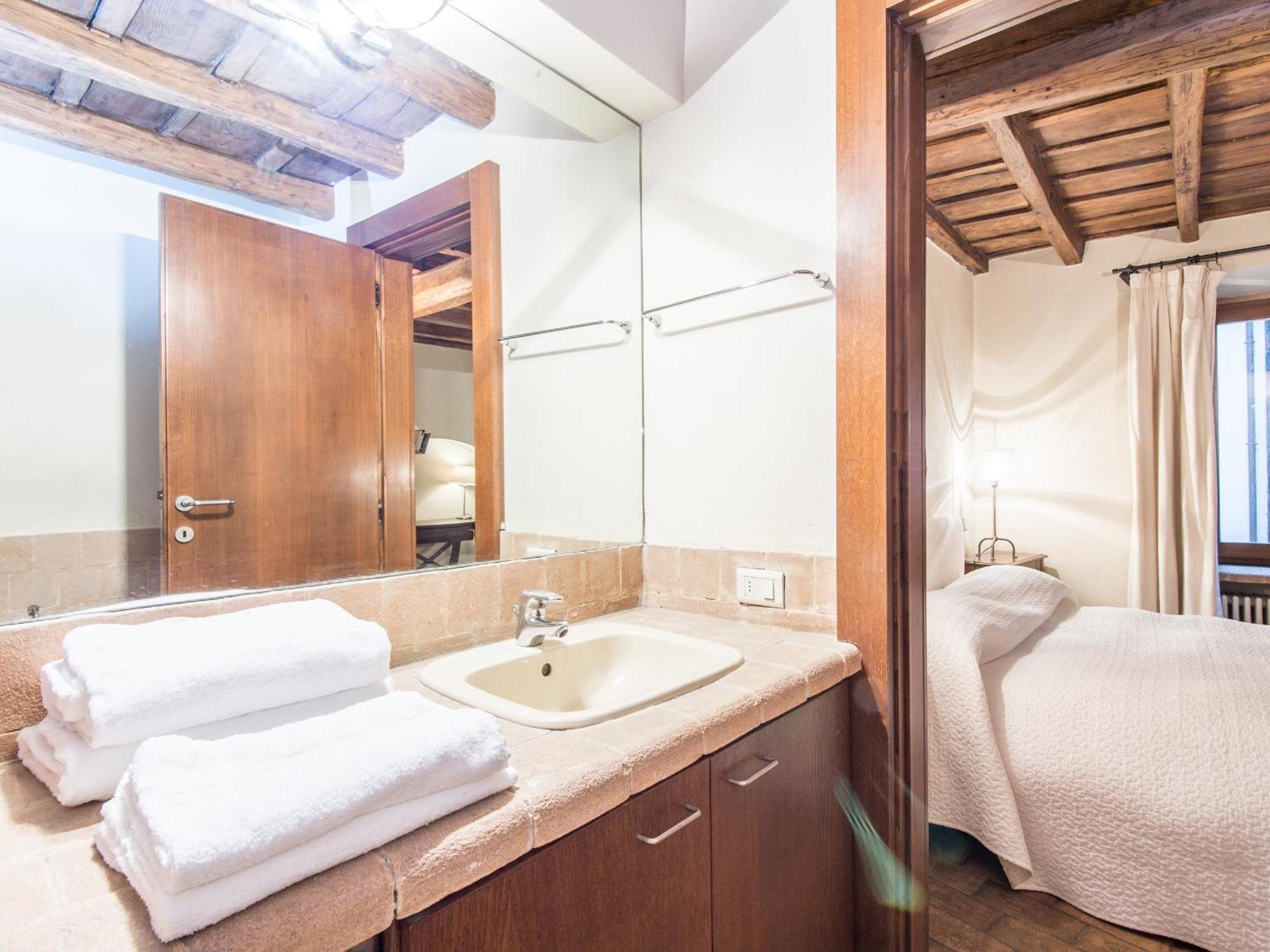 Enchanting Two Bedroom Navona Rom